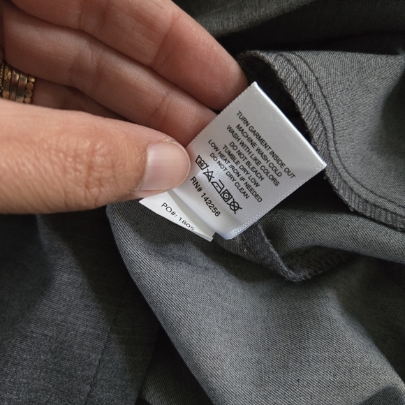 EUC Figs Casma Three-Pocket Scrub Top V-Neck FIONx Gray Short Sleeve Women's XS - Picture 6 of 7